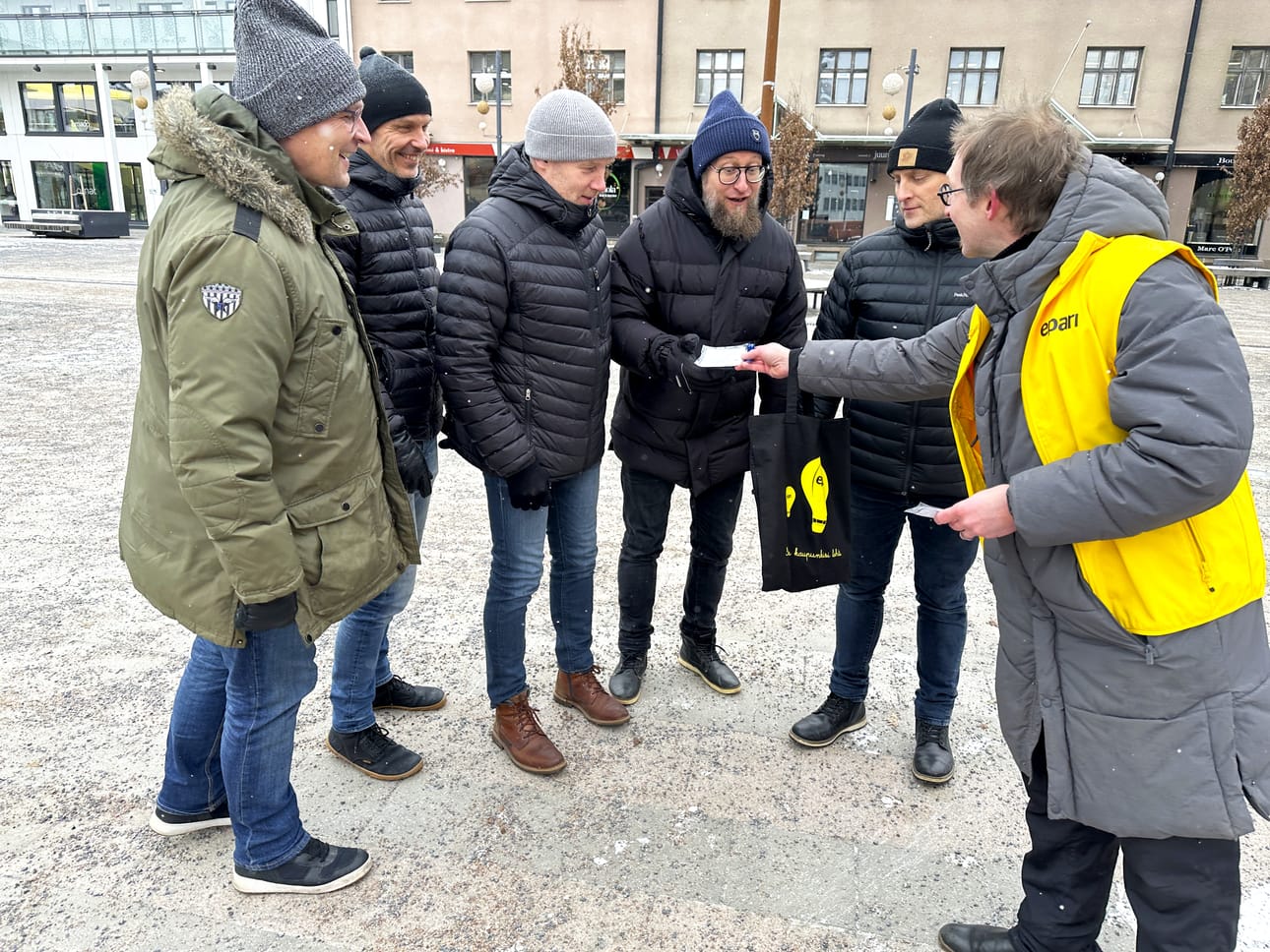 Eparin päätoimittaja (oik.) Tero Hautamäki yllätti sydänheijastimilla lounaalle lähdössä olevat Reaktorin työntekijät. Kuvassa Petri Ämmälä (vas.), Mikko Peltonen, Niko Tobiansson, Nuutti Rintala ja Markus Ylä-Ilomäki.
