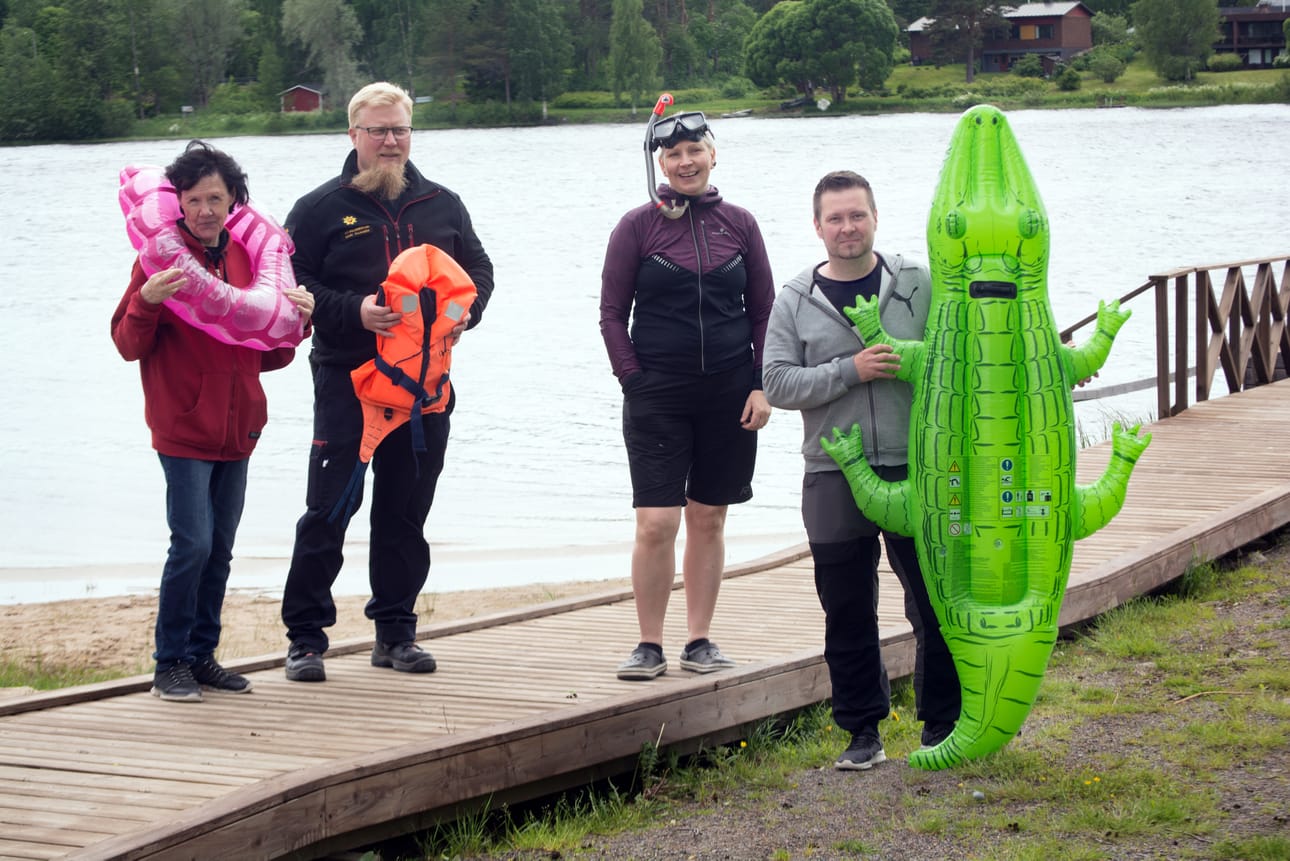 Sääkin näyttäisi suosivan tapahtumaa tänä vuonna. Saharannassa perheitä odottelevat järjestävien tahojen edustajat Tuula Setälä SPR:stä, Henri Palander VPK:sta sekä Ähtärin kaupungin työntekijät Tiina Sulkava ja Janne Kujala.