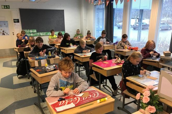 Kortesjärveläiset 4.-luokkalaiset valmistautuivat ensi sunnuntain juhlaan askartelemalla kortteja päivänsankareille. KUVA: LAURI PELLINEN