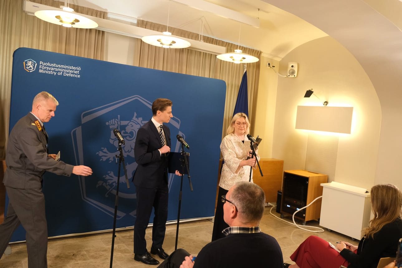 Mikkelin Nato-esikuntaan on varattu jo rahat valtion budjetissa, mistä maavoimien komentaja, kenraali Pasi Välimäki (vas.) oli tyytyväinen. Puolustusministeri Antti Häkkäsen mukaan kustannuksiin voi saada huojennusta myös Naton rahastosta. Kuva: Toni Viljanmaa
