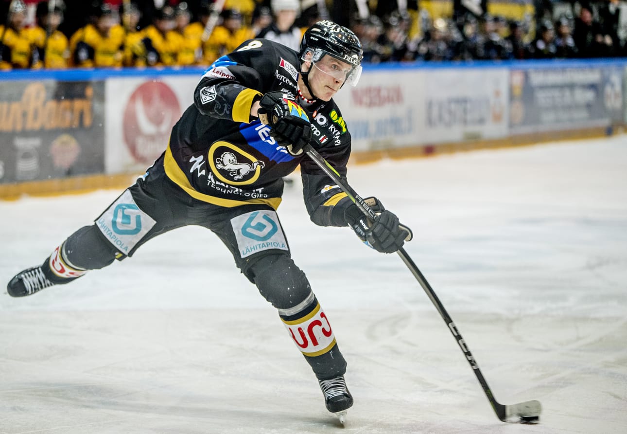 Saku Mäenalanen ansaitsi Jokerien KHL-joukkueesta sievoisen summan.