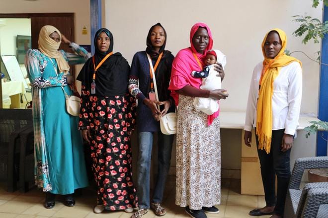 Hawa Musa (vas.), Kaltoum Suliman, Zeinab Abdallah, Fatima Adam ja Amel Abdallah ovat kotoisin Länsi-Sudanin Darfurista ja asuvat nykyään Kairossa. KUVA: Päivi Arvonen