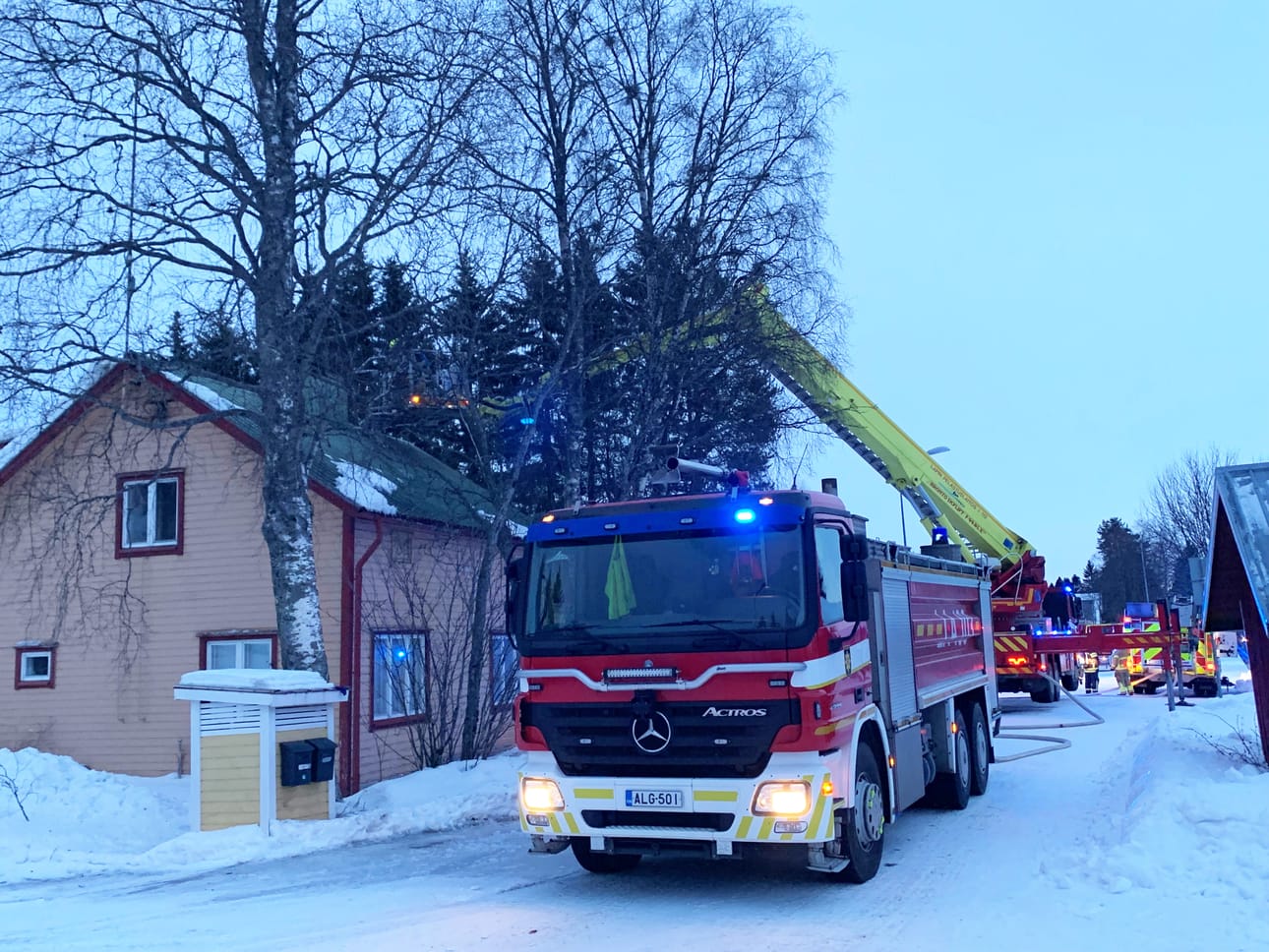 Talossa asuneet henkilöt pääsivät poistumaan talosta itse. Sammutustyöt ovat edelleen käynnissä, ja kulku kadulla paikoin estyy.