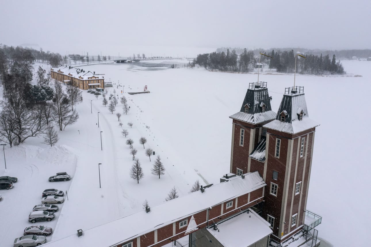 Kelluva rakennelma tulee etualalla näkyvien elevaattoritornien ja taustalla näkyvän entisen tullipakkahuoneen väliin.