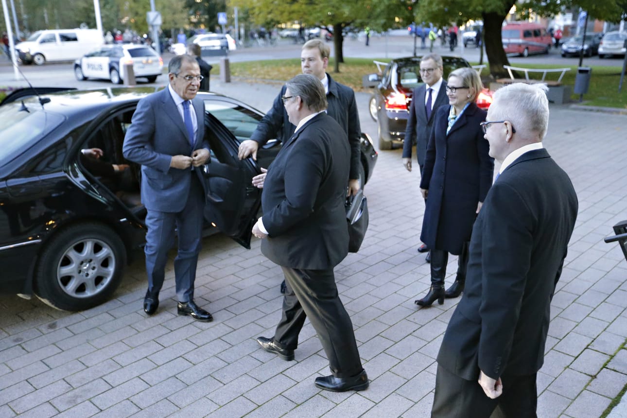 Ulkoministeri Timo Soini otti Sergei Lavrovin vastaan Oulun kaupungintalon pihassa.