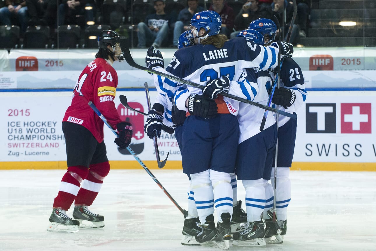Suomi pelaa mitaleista 18-vuotiaiden MM-kisoissa. Arkistokuva Sveitsi-ottelusta.