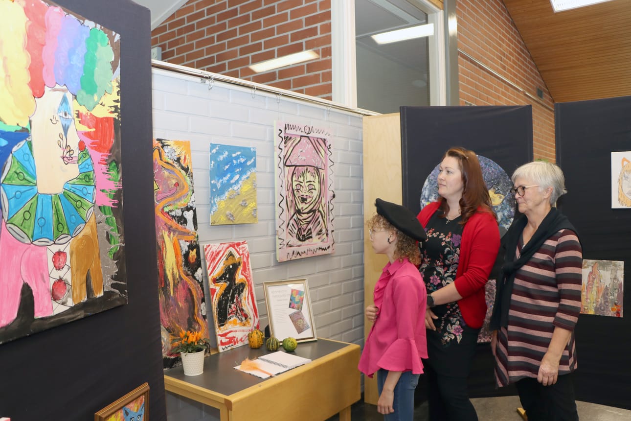 Friida Liukun (vas.) taidenäyttelyn avajaisia vietettiin Jurvan kirjastolla viime perjantaina. Mukana olivat myös äiti Mirkka ja mamma Lea Liukku.