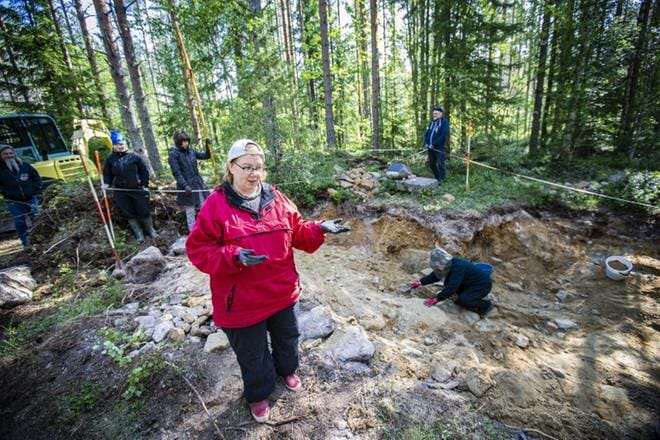 Keskiviikkona kaivaukset olivat edistyneet pitkälle, mutta Sopusoinnusta ei ollut löytynyt vielä merkkejä ja tutkijat olivat jo luovuttamassa. Ryhmän tarkoitus oli tehdä töitä perjantaihin saakka. Arkeologi Tuija Kirkinen sanoo muistitiedon haudoista olevan aina hataraa. KUVAT: MAIJA SAANIO