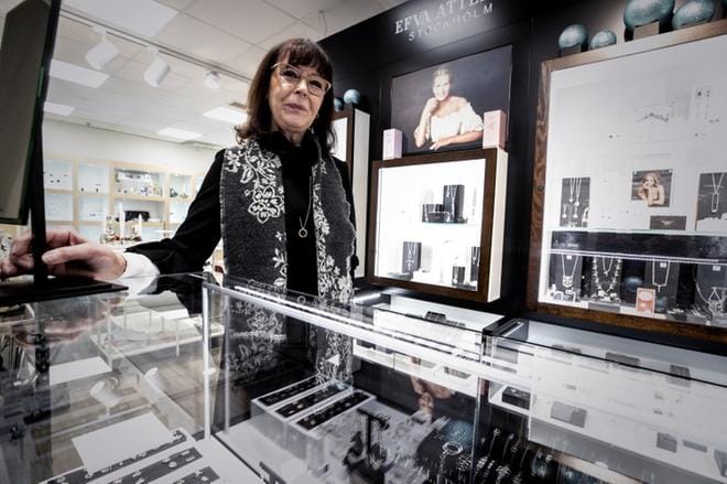 Marja-Leena Salkari uskoo, että Postin lakko on saattanut pönkittää kivijalkakaupan myyntiä. KUVAT: PAULA KASKIMAA