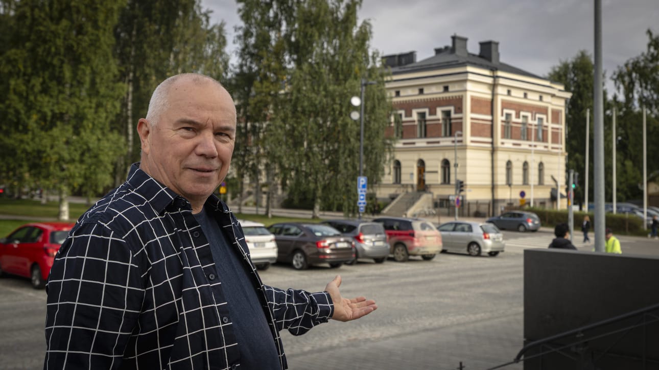 Weikko Kotilalla on pitkä kokemus Oulun keskeisten maamerkkien korjaamisesta. Taustalla näkyy niistä yksi: Oulun lääninhallituksen talo.