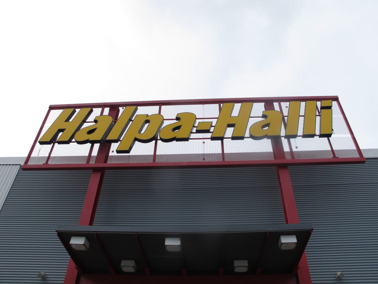 HalpaHalli aloittaa sunnuntaikaupan.