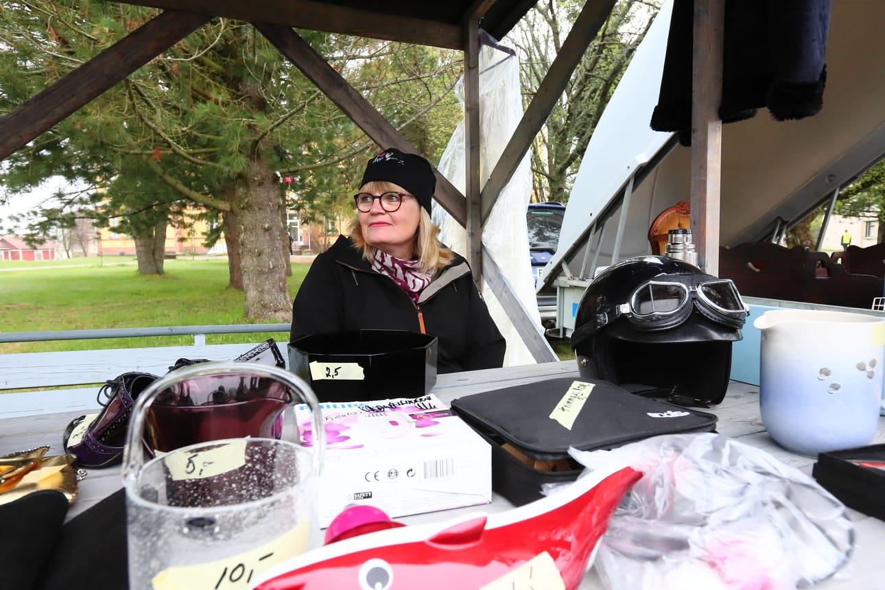 Helena Kaleva oli nyt ensimmäistä kertaa myymässä Siivouspäivän kirpputorilla.