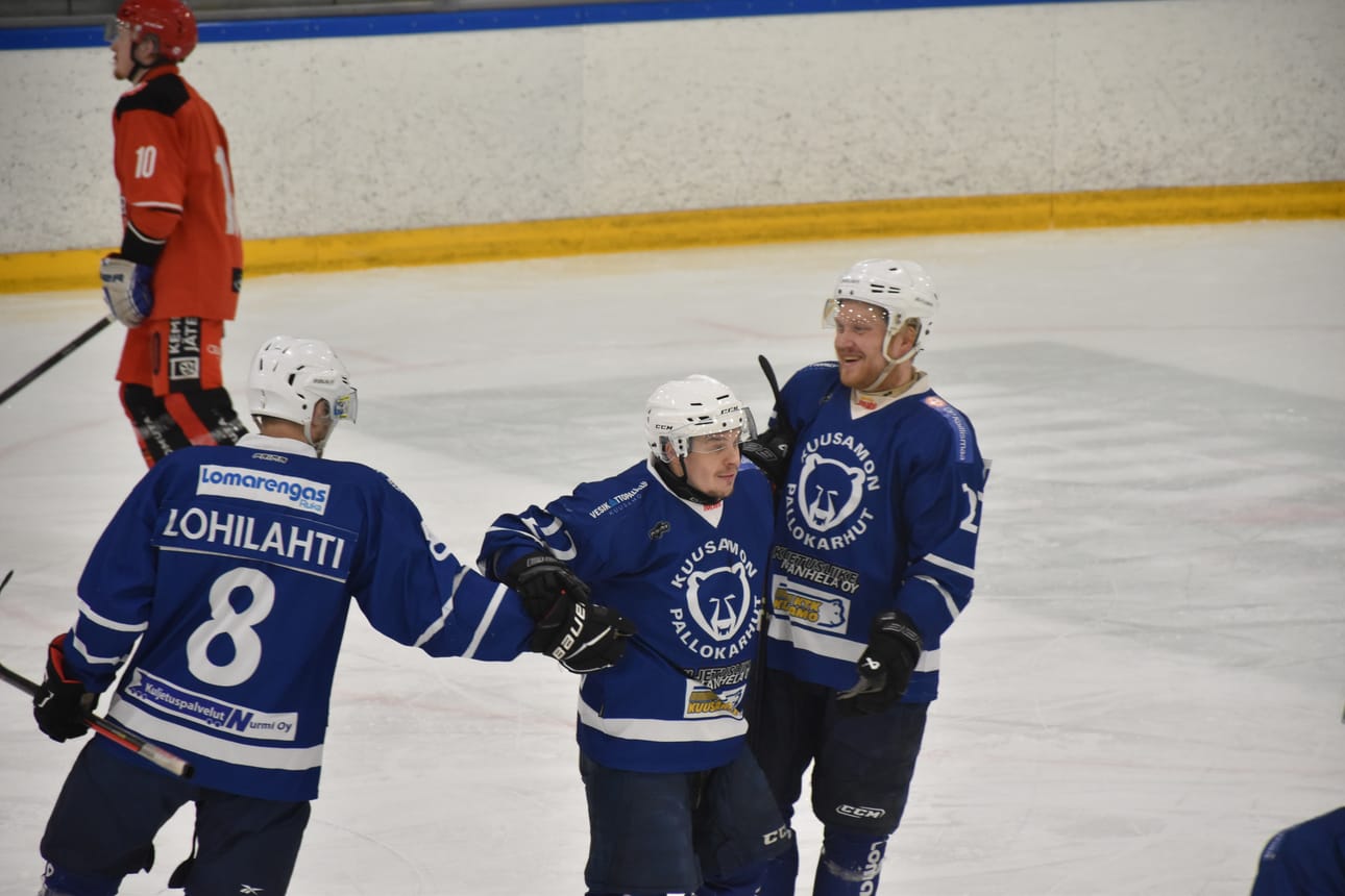Pallo-Karhut päätti runkosarjan 8–3-vierasvoittoon Laser HT Hotista. Kuvassa Aleksi Lohilahti (vas.), Lari-Pekka Ollila ja Jani Säkkinen iloisella päällä tammikuun lopulla Kuusamossa pelatussa joukkueiden kohtaamisessa, jonka päätteeksi lukemat olivat PaKalle 9–3.