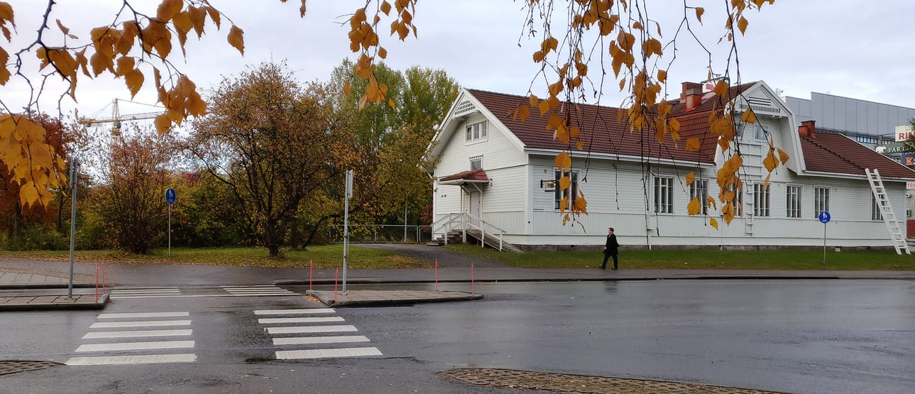 Nelostien ylittävä uusi silta tulisi suurin piirtein suojatien kohdalle eli aivan vanhan aseman nurkalle.