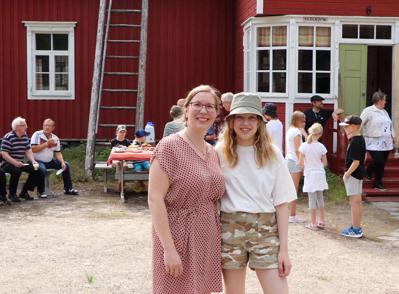 Pauliina Majavan tytär Amalia Majava (oik.) esiintyy kotiseutumuseon esittelyvideolla. Video ovat tehneet Pauliina Majava, Birgit Tolonen ja Juha Nyman.