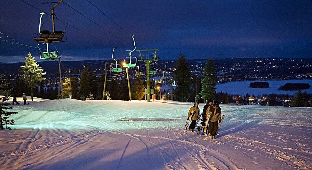 Tuoreen tutkimuksen mukaan matkailualan täytyy sopeutua lumen ja jään puutteeseen.