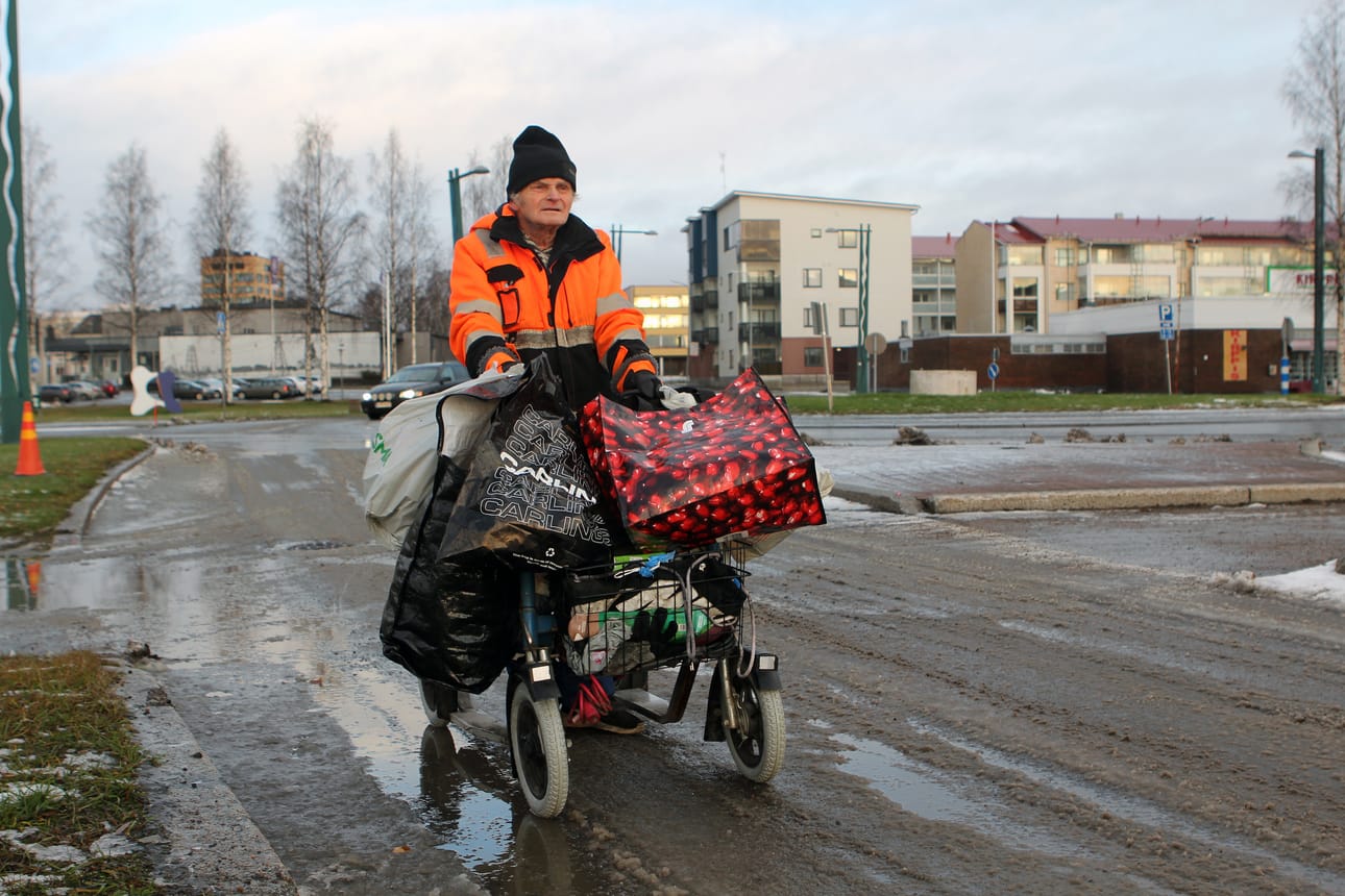 Erkki Rissanen eli Pullo-Eki on kaikkien torniolaisten tuttu. Pullo-Eki sai äänivyöryn Tornion valovoimaisimmaksi ihmiseksi.