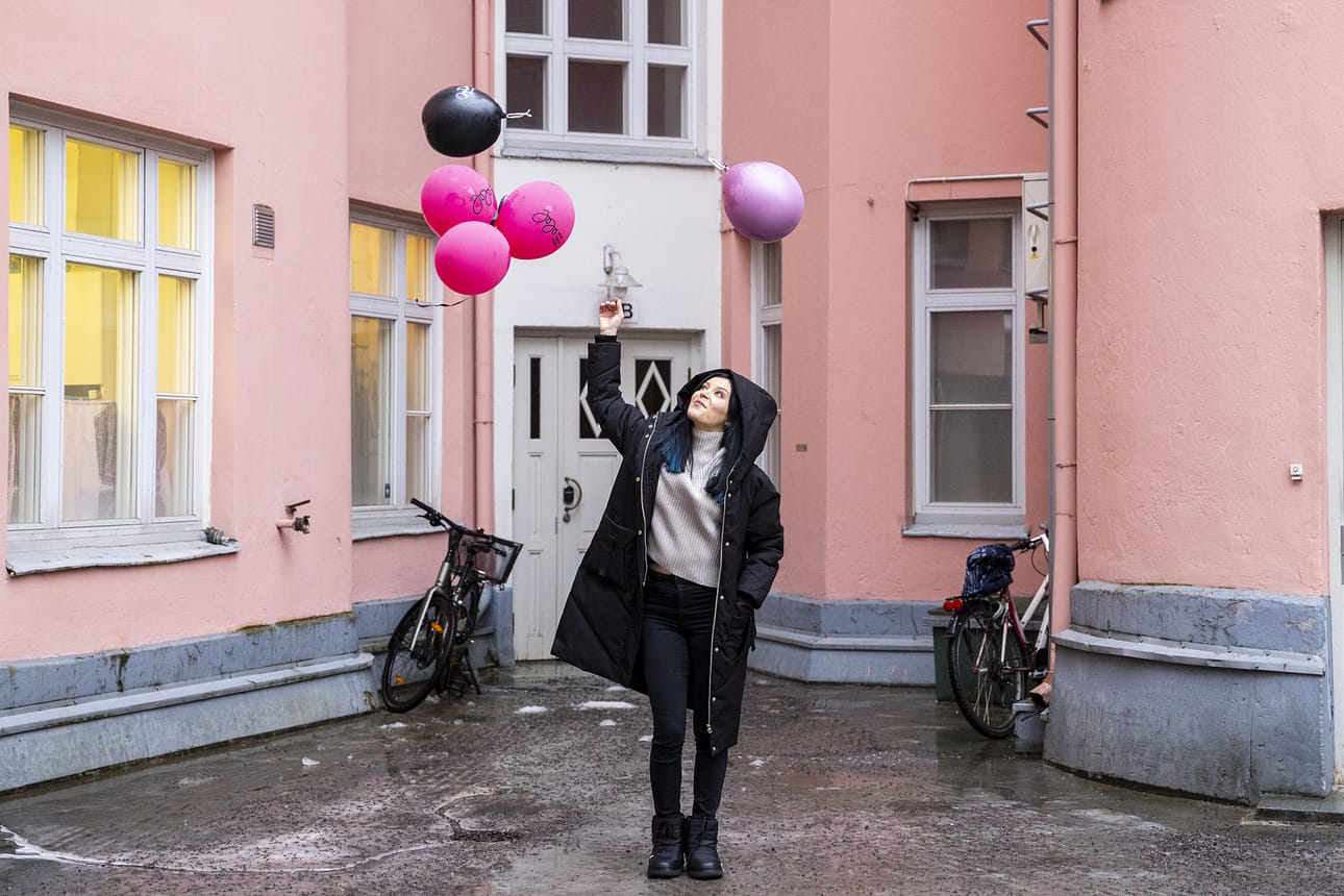 Leea Alatalo on JoJo – Oulun Tanssin Keskuksen uusi yleisöntyöntekijä. – Yleisötyöntekijälle hyviä ominaisuuksia ovat tilannetaju, kyky kuunnella, havainnoida yhteisöjä ja heidän tarpeitaan, toimia yhteen sovittajana, Alatalo sanoo.
