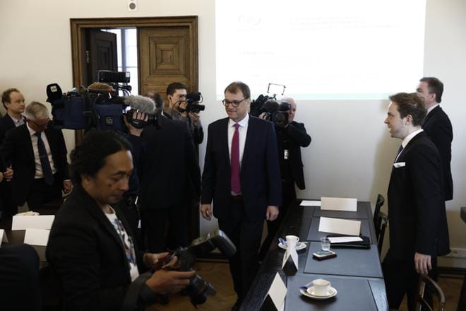 Keskustan eduskuntaryhmä kokoontui ensi kertaa vaalien jälkeen. Juha Sipilä kertoi jatkavansa rivikansanedustajana. KUVA: Joel Maisalmi