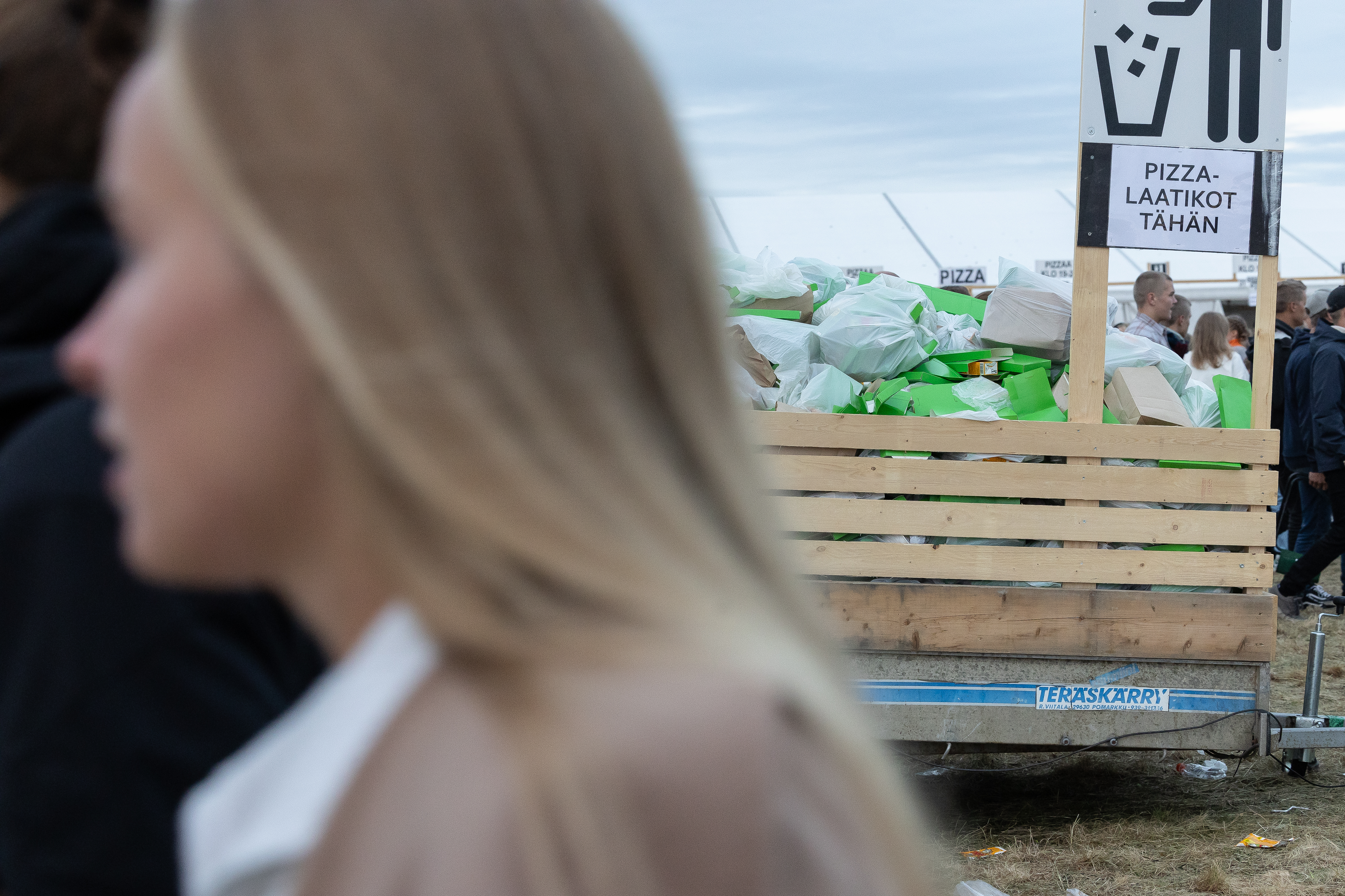 Roskiskärry odotti vaihtoaan, vaihto saapui nopeasti.