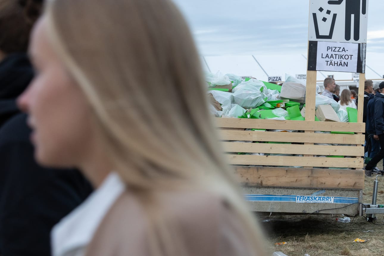 Roskiskärry odotti vaihtoaan, vaihto saapui nopeasti.