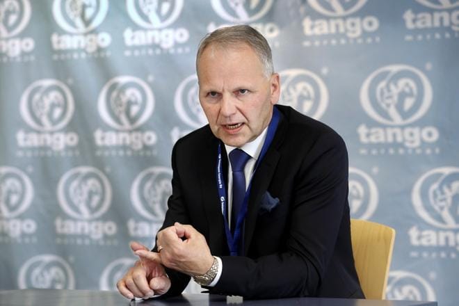 Maa- ja metsätalousministeri Jari Lepän mukaan komissiolta on haettu lupaa maksaa viljelijöille tukiennakoita nykyistä enemmän. Leppä vastasi toimittajien kysymyksiin tiedotustilaisuudessa tangomarkkinoiden tangotoimistolla. kuva: jouko hänninen