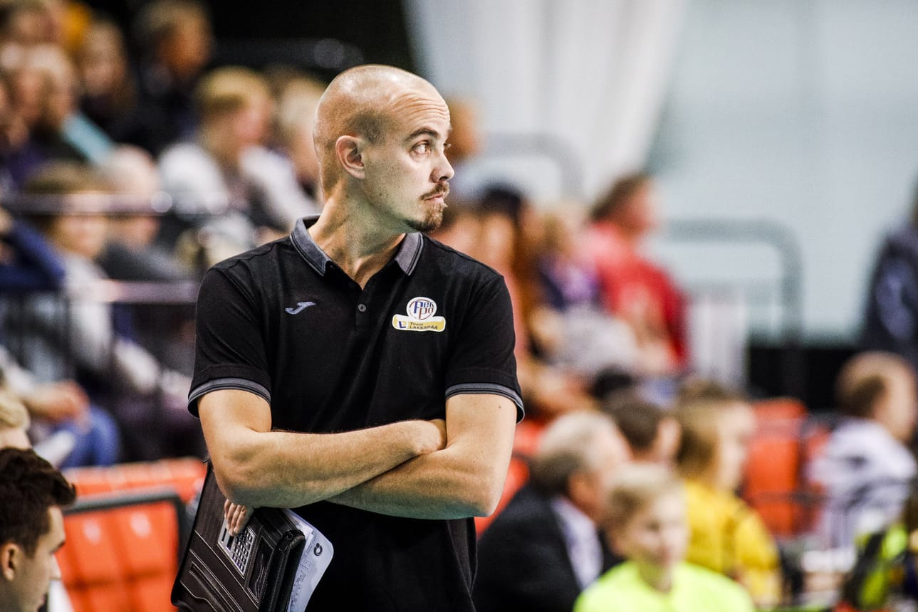 Valmentaja Henri Tuomi sanoo Team Lakkapään ottaneen opikseen vaikeasta viime kaudesta. Nyt hän toivoo peliin tunnetta. "Treenien hyvön meiningin pitää siirtyä otteluihin."