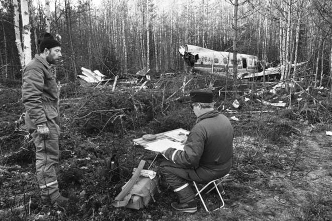 Lento-onnettomuustutkija Esko Lähteenmäki (vas.) oli selvittämässä onnettomuuden syytä Ilmajoella. Maahan iskeytynyt kone oli reittilennolla Helsingistä Seinäjoelle. KUVAT: HARRI TOIVOLA