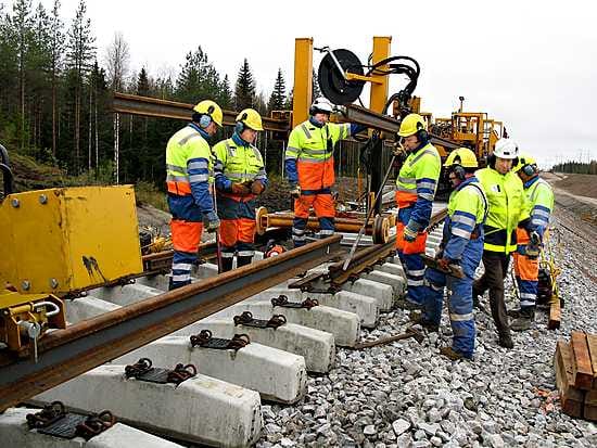 VR-Radan topparoikka kiskottaa Talvivaaran kaivosrataa noin puolivälissä Savon radan liittymästä kaivokseen päin.