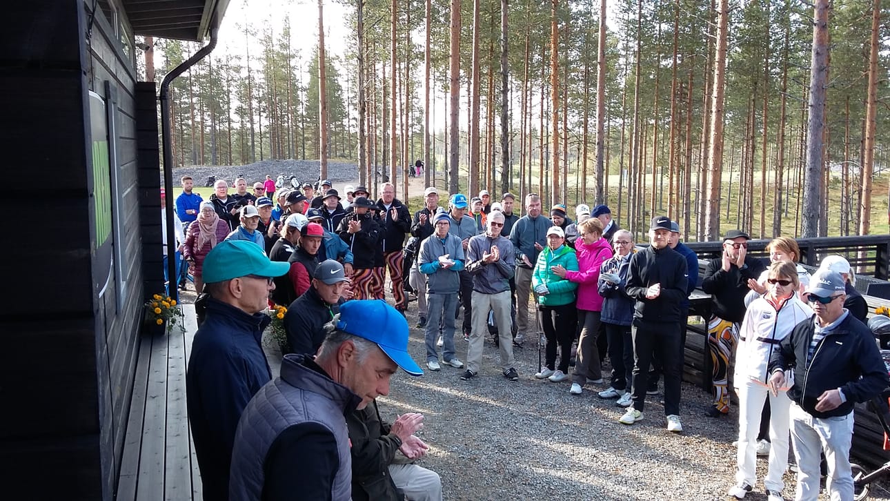 Etualalla vasemmalla puheenjohtaja Hannu Virranniemi ja toiminnanjohtaja Alpo Leinonen antamassa kilpailuohjeita