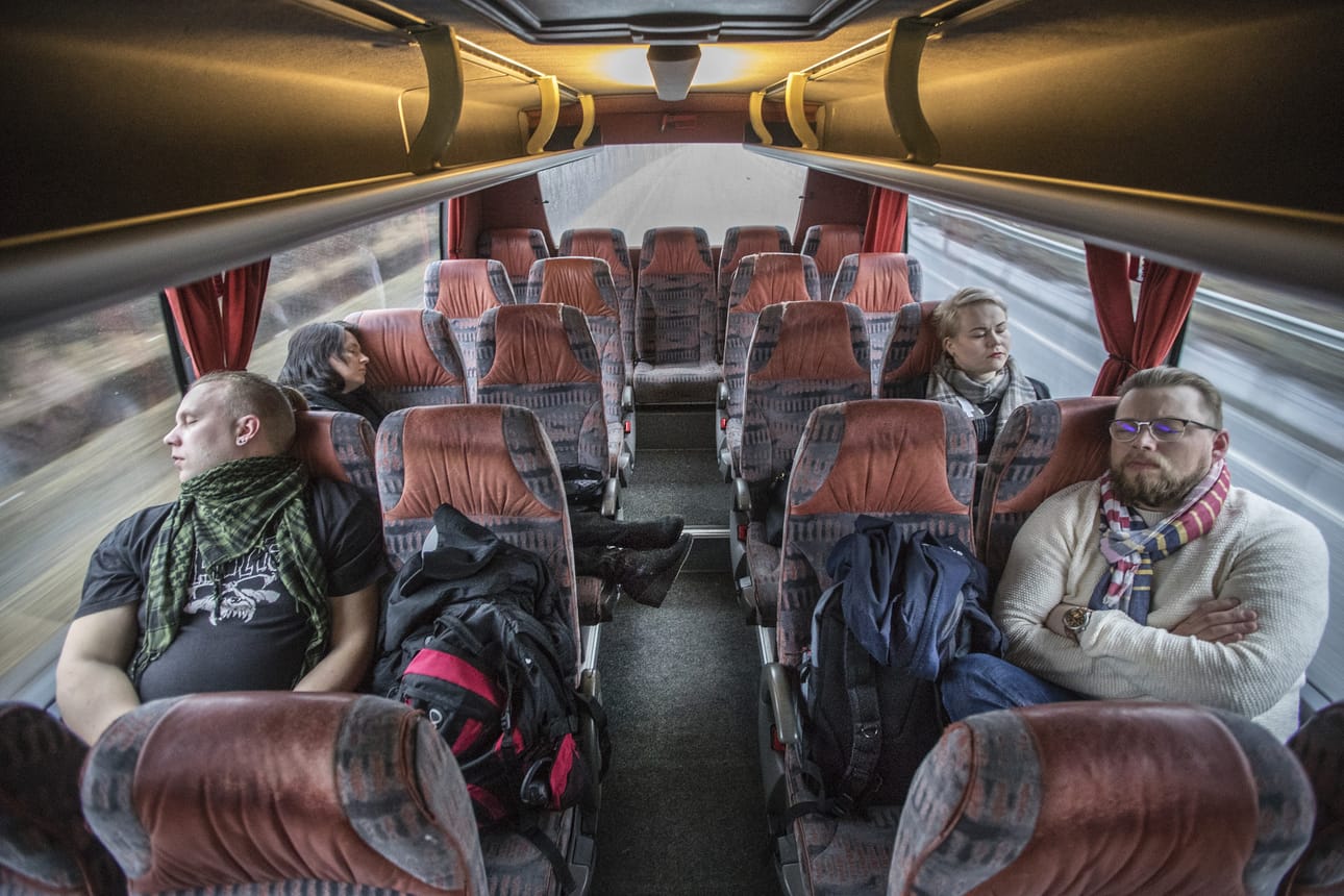 Jani Kukkohovi, Mari Junttila, Elina Myllylä ja Pertti Myllylä simahtivat Oulu-Kemi yöbussissa jo puolen tunnin matkan jälkeen.