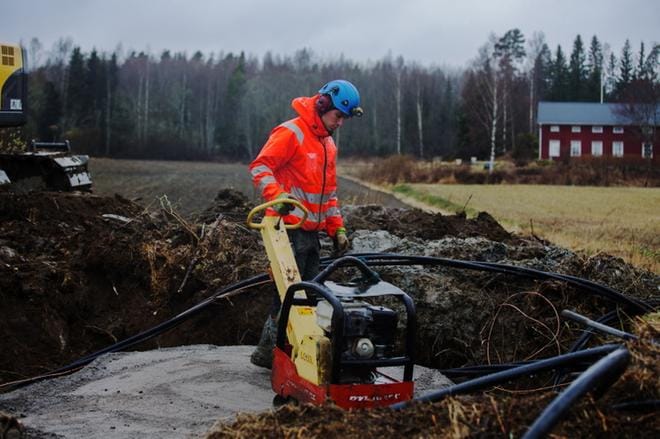 Wideroos Infra Oy:n asentaja Jens Österroos tasasi keskiviikkona Söderfjärdenin kupeessa maantiivistäjällä sorapetiä, jonka päälle asennettiin torstaina puistomuuntamo. KUVA: NORA SAYYAD
