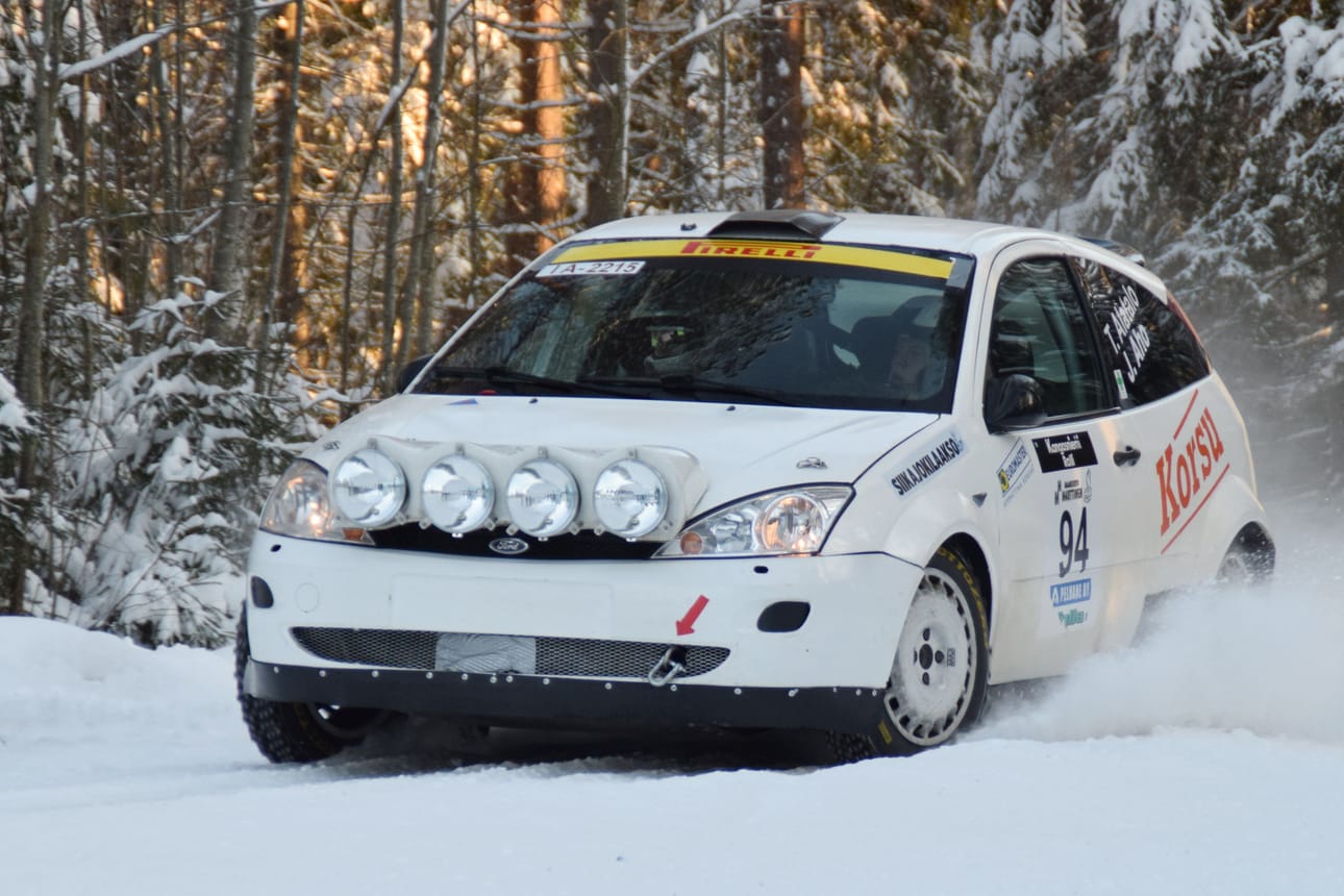 Talven aikana uudelleen rakennettu etuvetoinen Ford Focus kehittää tällä hetkellä noin 230 hevosvoimaa, vaihteisto on viisiportainen suorakytkentälaatikko varustettuna levylukolla. Alusta kuten myös iskunvaimennus on täysin säädettävä ja rallikäyttöön suunniteltu. Kuva: Jussi Rantala