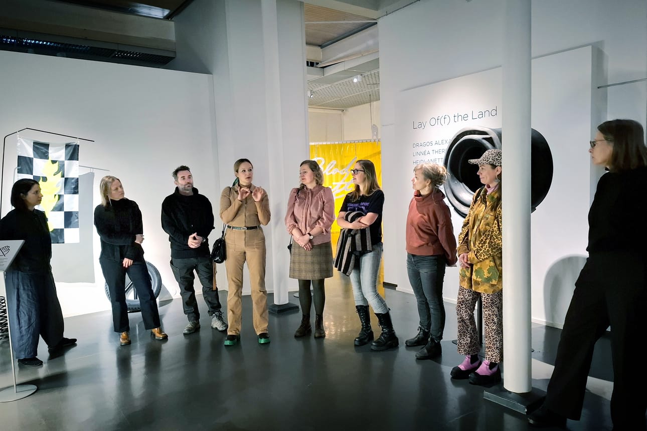 Anastasia Savinova, Hanna Kanto, Dragos Alexandrescu, Linnéa Therese Dimitriou, Heidi-Anett Haugen, Madelaine Sillfors, Patricia Rodas ja Lotta Lampa kertoivat ryhmänäyttelystään Pohjanmaan museossa. Oikealla amanuenssi Janna Sirén, yksi näyttelyn kuraattoreista.