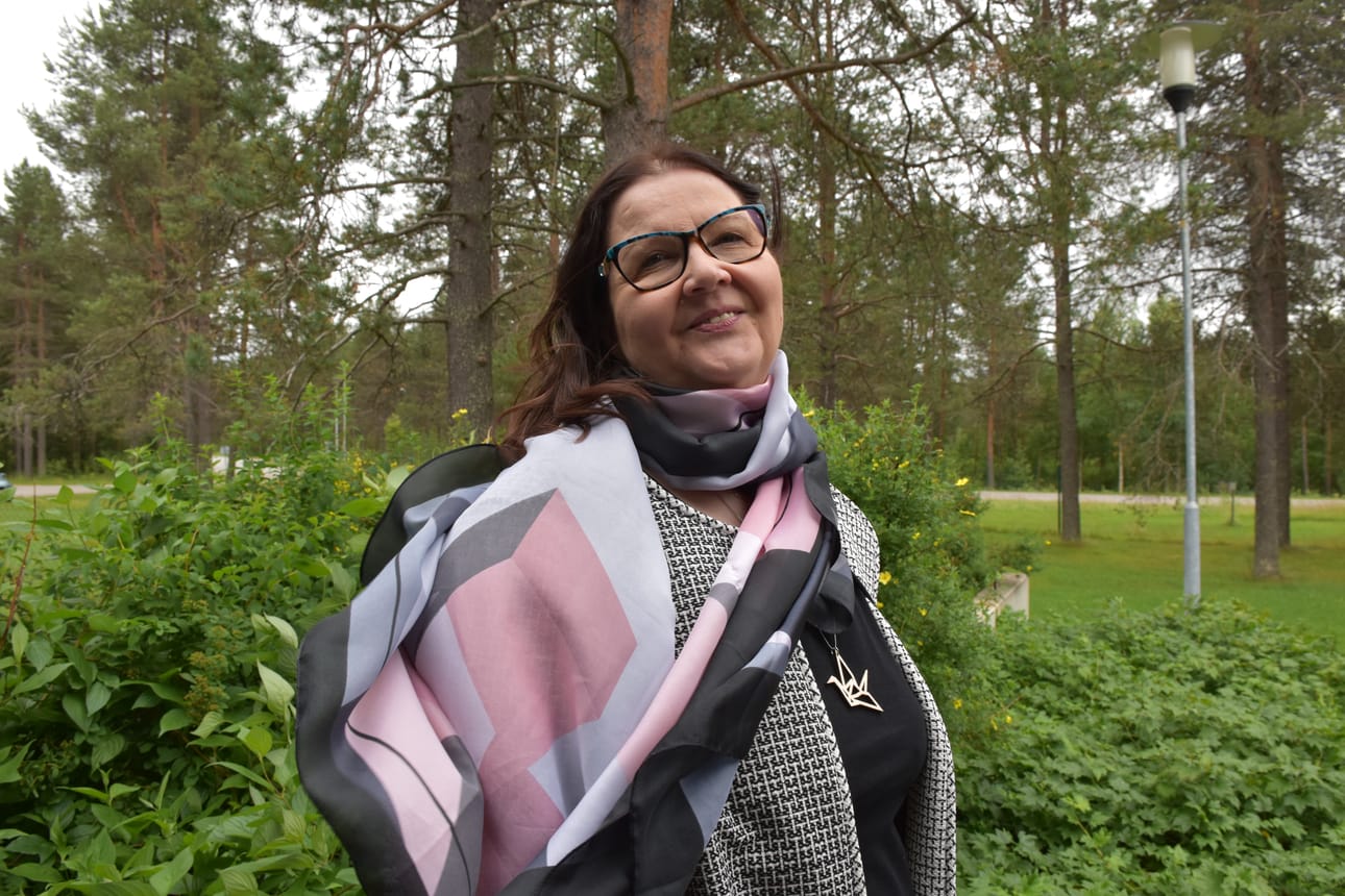 Seija Heiskanen näkee elämänkaaren ylösalaisena, ikään kuin veneenä. Lapsena meidät saatetaan tuohon veneeseen ja lähetetään matkaan, jota teemme koko elämämme. Vanhuudessa luovumme veneestä, ja meidät saatetaan sen luota pois, Heiskanen maalailee.
