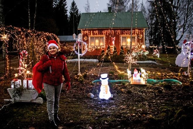 Ana Latva-Krekola on koristellut talonsa piha-alueen joka joulu. KUVAT: JORMA HAVULA