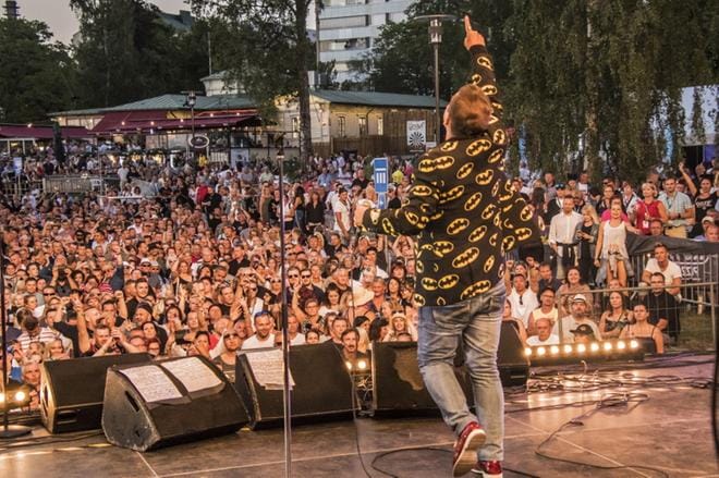 Vaasa Festivalin ensimmäinen päivä pääsi 5000 kävijän tuntumaan. Popeda keräsi yleisön tunnelmoimaan pitkää kuumaa kesää. KUVA: Teppo Kangas / ICT Hosting Media Oy