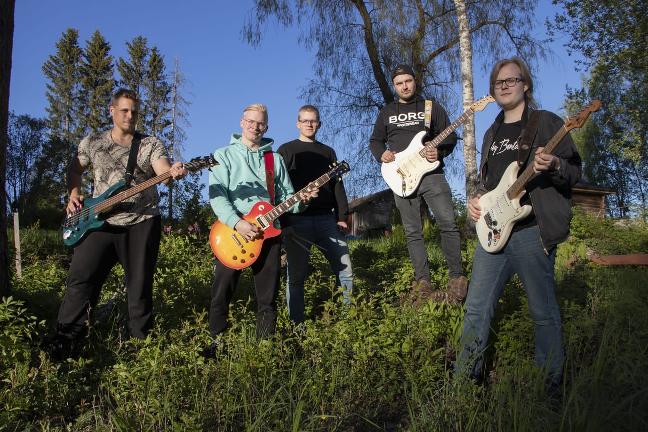 Suomenkielistä rokkia soittava ja Piippolassa kotipaikkaansa pitävä Kuulovaurio julkaisee kesän aikana ensimmäisen abuminsa. Kuvassa vas. Saku Hankonen, Miika Takalo, Mikko Leinonen, Joonas Filppula ja Lauri Leinonen.