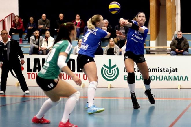 Uutta myötätuulta Nurmon Jymy hakee muun muassa kummitoiminnalla. Kaikilla liigajoukkueen naisilla on seuran junioritoiminnassa oma joukkue. Tavoitteena on, että junioritkin kiinnostuvat liigajoukkueesta ja kuulevat, miten pelaajat ovat päässeet urallaan eteenpäin. KUVA: ARKISTO