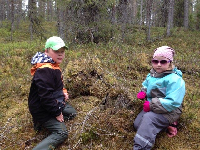 Juhannusaaton auringonlasku. Tuulisen ja pilvisen päivän jälkeen oli aivan upea auringonlasku ja lämmin ilta. Kuva on otettu Kyynämöisen rannalla Keski-Suomessa.