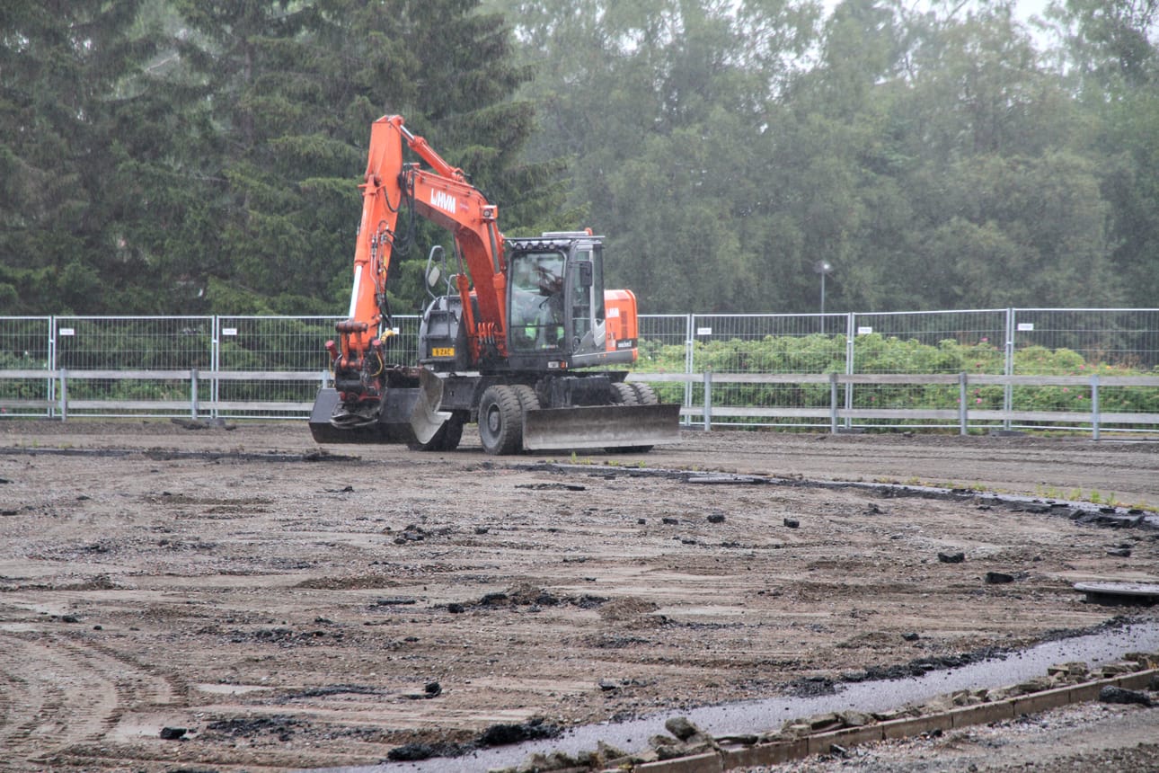 Sauvosaaren pääkentältä on kuorittu vanha pinta pois. HV-Maanrakennus Oy:n peruskorjausurakka valmistuu ensi vuoden heinäkuussa.