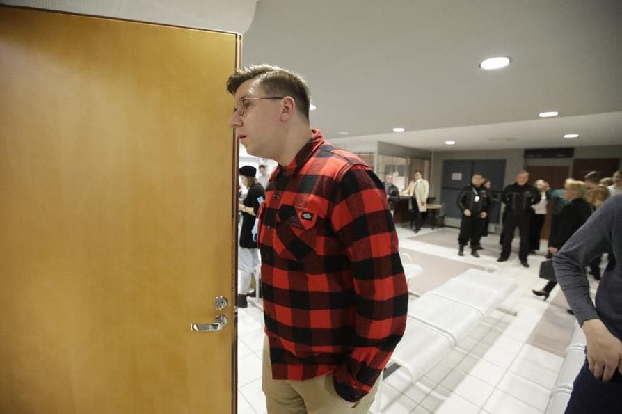 Ilman oikeusavustajaa oikeuteen saapunut Sebastian Tynkkynen pyysi aluksi tuomioistuimelta lupaa kuvata koko oikeudenkäynti kännykällään. Oikeus ei suostunut tähän.
