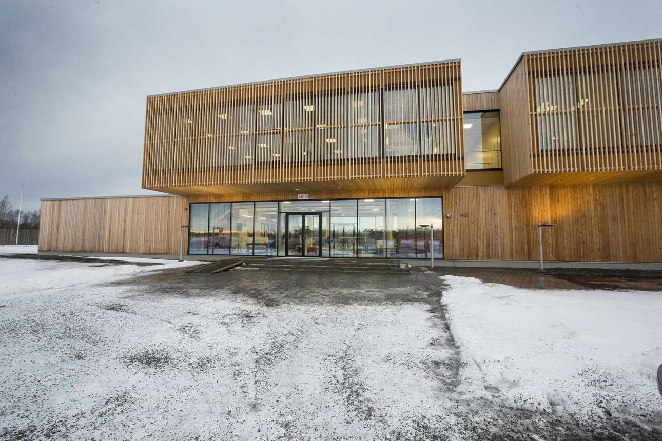 Fennovoiman koulutuskeskus on ehdolla Puupalkinnon saajaksi. Puisen ulkovuoren annetaan kelottua luonnon harmaaksi.