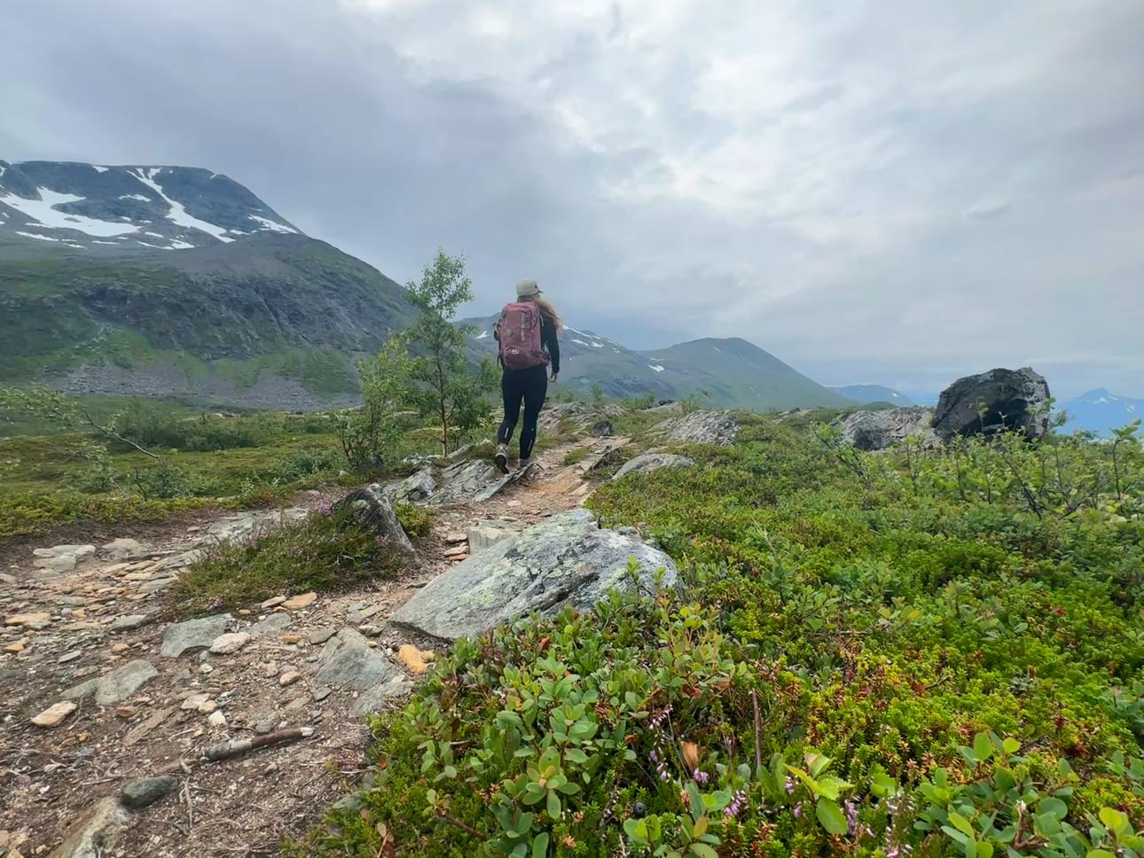 Isbuktvatnet sijaitsee noin 200 metriä merenpinnan yläpuolella, ja lähes koko polun varrelta on komeat maisemat Jäämerelle.