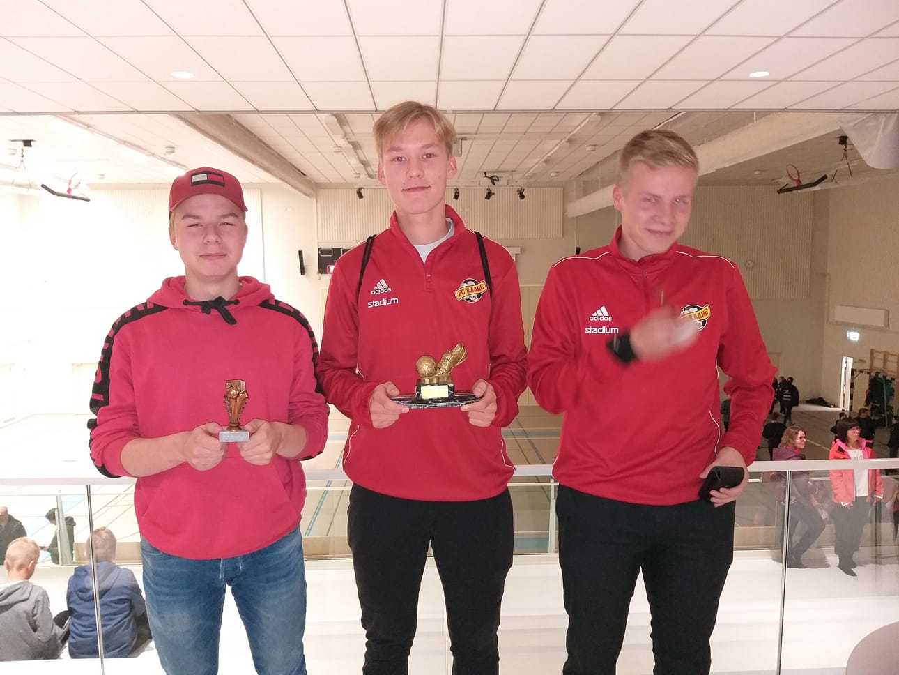 FC Raahe palkitsi keskellä olevan Joonas Hämäläisen vuoden junioripelaajana. Kuvassa myös Juho Kytöaho ja Jani Pajala.