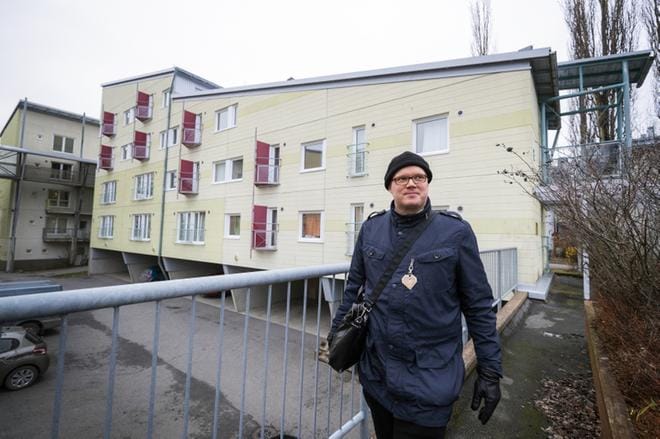 Anssi Juvela kertoo, että opiskelijat viettävät vapaa-aikaansa pienissä kaveripiireissä ja sosiaalisessa mediassa. Etäopintoja suoritetaan nyt sekä Vaasassa että kotipaikkakunnilla. KUVA: JARNO PELLINEN