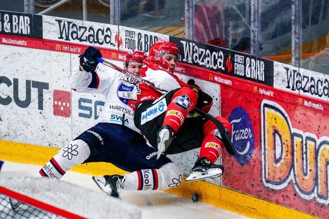 HIFK:n Jere Sallinen pysäytti Sportin Aaro Vidgrenin. KUVA: SAMPPA TOIVONEN