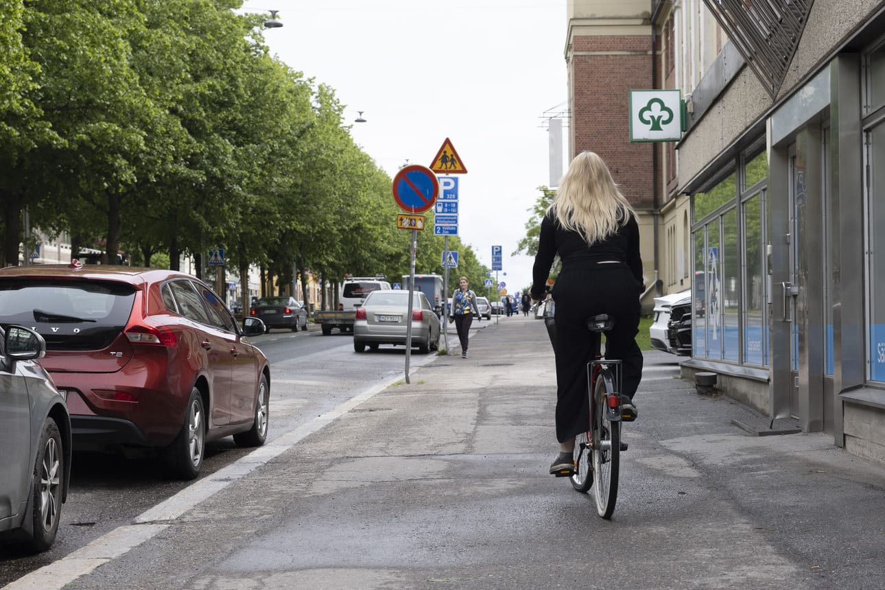 Ruuhka-aikoina Kauppapuistikon jalkakäytävät täyttyvät polkupyöristä ja sähköpotkulaudoista.
