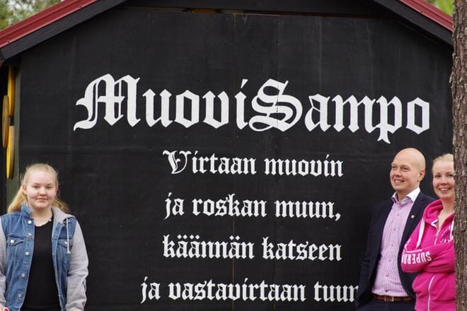 MuoviSampo pyörii kesän ajan Soinissa 4H-yrittäjän voimin. Kuvassa Roosa Tiala (vas.), Juha Viitasaari ja Saija Källi. Kuva: Teemu Niemelä.