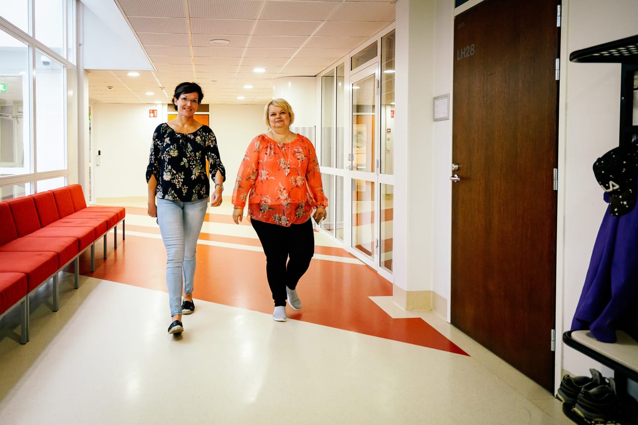 Ruotsin lehtori Anne Luhtala ja rehtori Päivi Viitanen kertovat, että Teuvan lukiolaiset ja yläkoululaiset käyttävät samoja opetustiloja. Myös opettajat ovat yhteisiä. Kielten opettajat antavat opetusta alakoulussakin. Luhtalan mukaan etuna on se, että opettaja oppii tuntemaan nuoren.